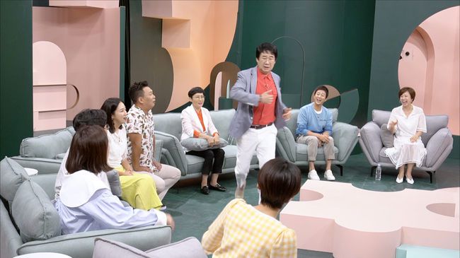 [사진=JTBC 제공] 배우 최수종의 출연에 '1호가 될 순 없어' 속 동갑내기 친구 코미디언 최양락이 도망치듯 일어나며 웃음을 자아냈다.