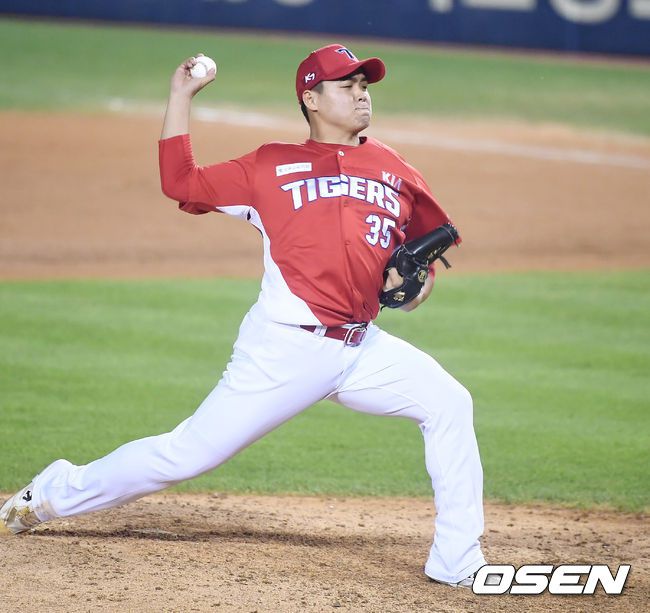 [OSEN=잠실, 곽영래 기자] KIA타이거즈 장현식이 지난 18일 오후 서울 잠실야구장에서 열린  '2020 신한은행 SOL KBO리그' LG 트윈스와의 경기에 8회말 등판해 역투하고 있다. /youngrae@osen.co.kr