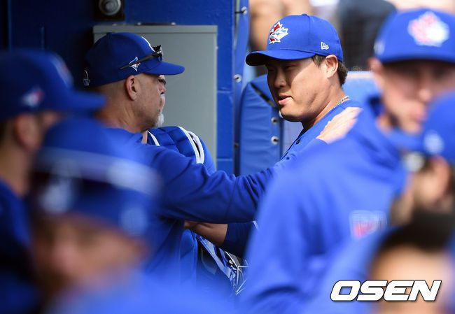 [OSEN=박준형 기자] 피트 워커 투수 코치가 류현진(오른쪽)에게 이야기를 하고 있다. /soul1014@osen.co.kr