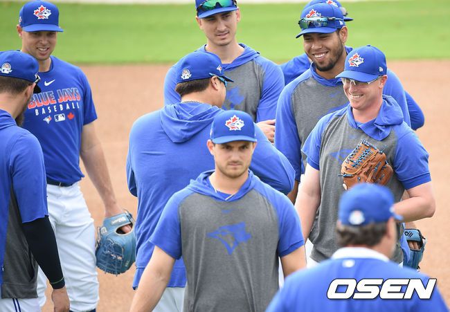 [OSEN=더니든(미국 플로리다주), 박준형 기자] 류현진이 손튼, 윌머 폰트와 이야기 나누고 있다./  soul1014@osen.co.kr