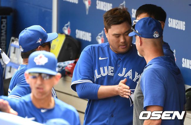 [OSEN=더니든(미국 플로리다주) ,최규한 기자] 토론토 선발 류현진이 찰리 몬토요 감독과 대화를 나누고 있다. / dreamer@osen.co.kr