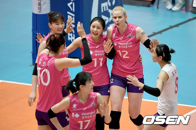 [OSEN=제천, 김성락 기자] 4일 오후 충북 제천시 제천체육관에서 2020 제천·MG새마을금고컵 프로배구대회여자부 흥국생명과 현대건설의 경기가 열렸다. 1세트 흥국생명 선수들이 득점을 성공한 뒤 기쁨을 나누고 있다./ksl0919@osen.co.kr