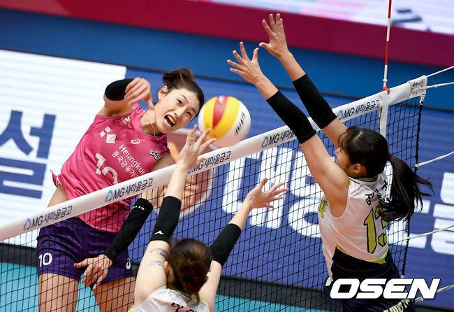 [OSEN=제천, 김성락 기자] 4일 오후 충북 제천시 제천체육관에서 2020 제천·MG새마을금고컵 프로배구대회여자부 흥국생명과 현대건설의 경기가 열렸다. 1세트 흥국생명 김연경이 강타를 하고 있다./ksl0919@osen.co.kr