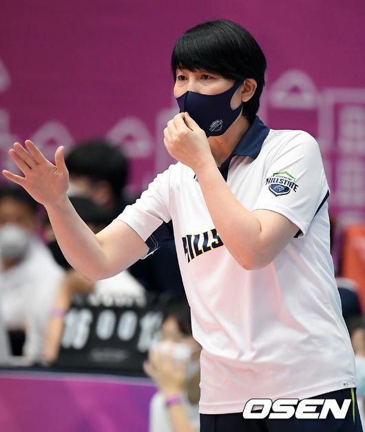 [OSEN=제천, 조은정 기자]경기 중 현대건설 이도희 감독이 선수들을 독려하고 있다. /cej@osen.co.kr