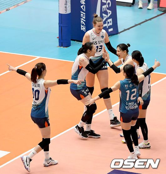 [OSEN=제천, 김성락 기자] 4일 오후 충북 제천시 제천체육관에서 2020 제천·MG새마을금고컵 프로배구대회여자부 KGC인삼공사와 GS칼텍스의 경기가 열렸다. 3세트 종료 후 GS칼텍스 선수들이 기쁨을 나누고 있다./ksl0919@osen.co.kr