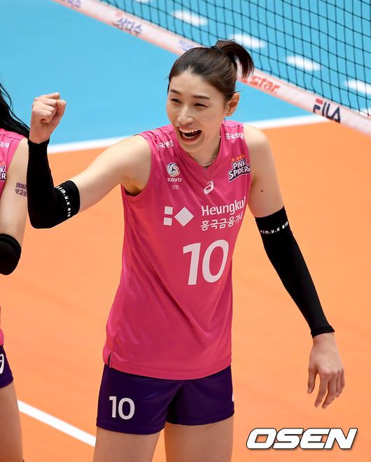 [OSEN=제천, 김성락 기자] 5일 오후 충북 제천시 제천체육관에서 2020 제천·MG새마을금고컵 프로배구대회여자부 흥국생명과 GS칼텍스의 결승전 경기가 열렸다. 1세트 흥국생명 김연경이 득점에 선수들과 기쁨을 나누고 있다./ksl0919@osen.co.kr