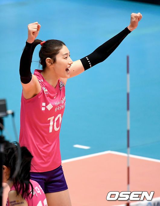 [OSEN=제천, 김성락 기자] 4일 오후 충북 제천시 제천체육관에서 2020 제천·MG새마을금고컵 프로배구대회여자부 흥국생명과 현대건설의 경기가 열렸다. 1세트 흥국생명 김연경이 득점을 성공한 뒤 기뻐하고 있다./ksl0919@osen.co.kr