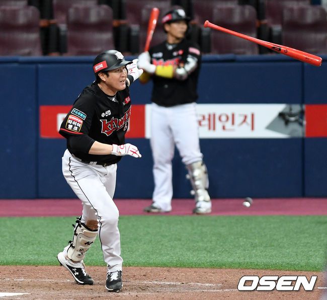 [OSEN=고척, 이대선 기자] 6일 오후 서울 고척스카이돔에서 ‘2020 신한은행 SOL KBO 리그’ 키움 히어로즈와 KT 위즈의 경기가 열렸다.8회초 2사 1,2루에서 KT 유한준이 역전타를 치고 있다. /sunday@osen.co.kr