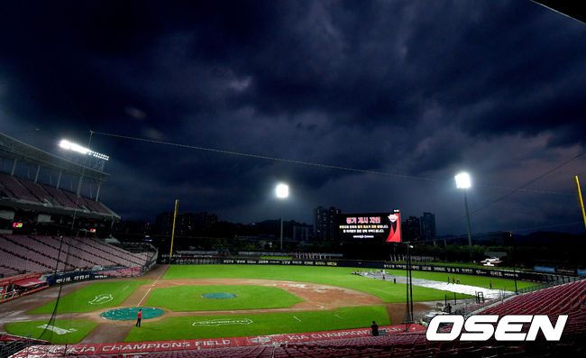 [OSEN=광주, 최규한 기자] 9일 오후 광주-기아 챔피언스필드에서 ‘2020 신한은행 SOL KBO리그’ KIA 타이거즈와 LG 트윈스의 경기가 열린다. 경기 시작을 앞두고 내린 소나기에 경기 개시가 지연되고 있다. 그라운드를 정비하는 챔피언스필드 관리자들. / dreamer@osen.co.kr