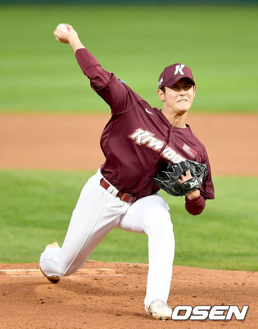 [OSEN=인천, 김성락 기자]1회말 키움 선발 조영건이 마운드에 올라 힘차게 공을 뿌리고 있다./ksl0919@osne.co.kr