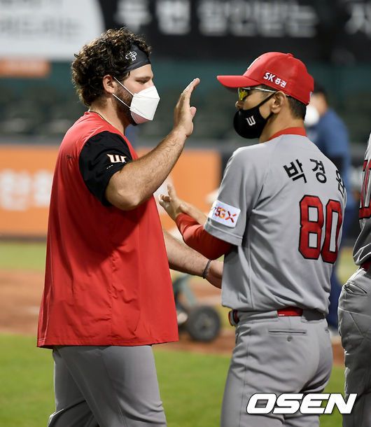 [OSEN=대전, 김성락 기자] SK 박경완 감독대행(오른쪽)과 화이트가 기쁨을 나누고 있다./ksl0919@osne.co.kr