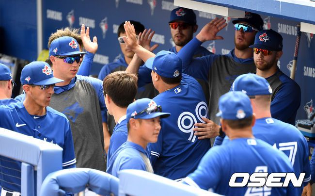[OSEN=더니든(미국 플로리다주) ,최규한 기자] 무실점 투구를 펼친 토론토 류현진이 더그아웃으로 들어와 동료들과  인사를 나누고 있다. / dreamer@osen.co.kr