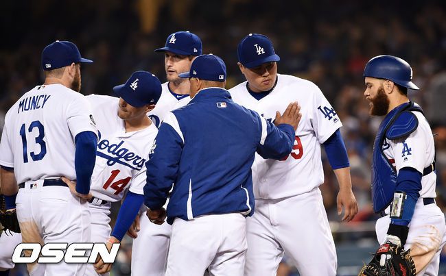 [OSEN=LA(미국),박준형 기자] 지난해 다저스 로버츠 감독이 류현진을 교체하며 격려하고 있다./ soul1014@osen.co.kr