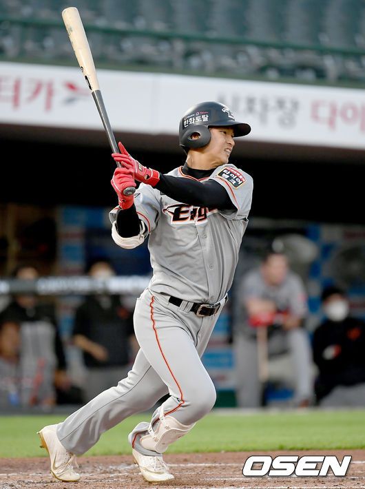 [OSEN=부산, 김성락 기자] 한화 최인호가 6월9일 사직 롯데전에서 4회 우전 안타로 데뷔 첫 안타를 치고 있다./ksl0919@osen.co.kr/ksl0919@osen.co.kr