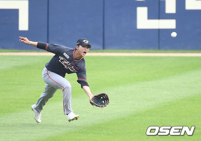 [OSEN=잠실, 곽영래 기자]1회말 무사 1루 한화 최인호가 두산 페르난데스의 타구를 잡아내고 있다. /youngrae@osen.co.kr