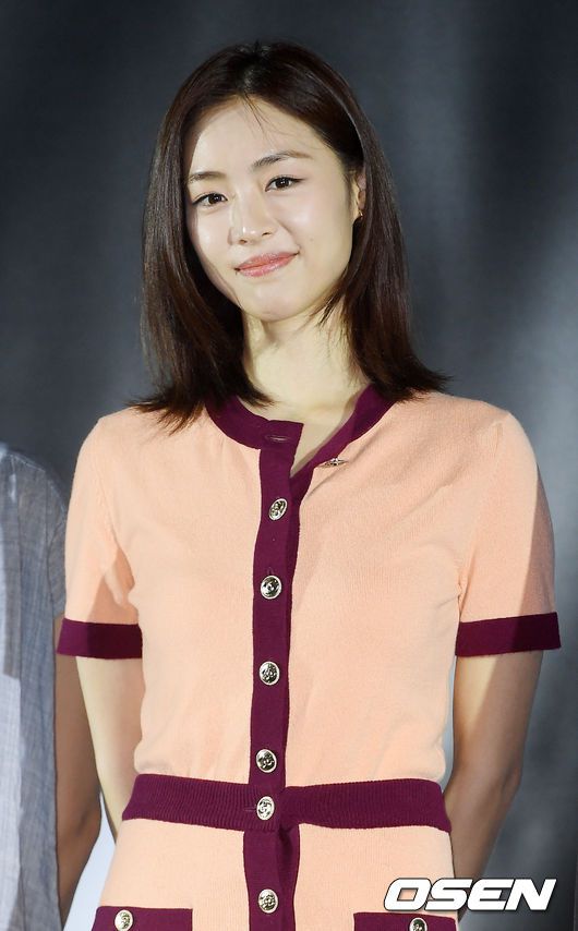 [OSEN=민경훈 기자]배우 이연희가 무대 위에서 포토타임을 갖고 있다./ rumi@osen.co.kr