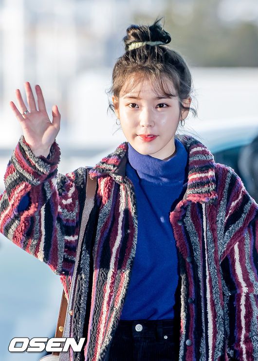 [OSEN=인천공항, 민경훈 기자]아이유가 출국장으로 향하며 포즈를 취하고 있다. /rumi@osen.co.kr