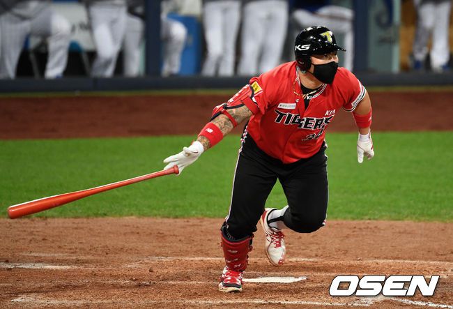 [OSEN=대구, 이대선 기자] 18일 오후 대구삼성라이온즈파크에서 ‘2020 신한은행 SOL KBO 리그’ 삼성 라이온즈와 KIA 타이거즈의 경기가 열렸다.4회초 1사 1,2루에서 KIA 최형우가 우전 안타를 치고 있다. /sunday@osen.co.kr
