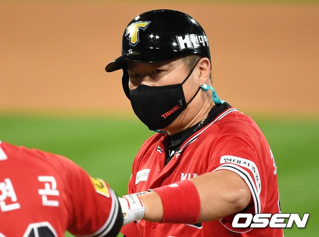 [OSEN=대구, 이대선 기자]4회초 1사 1,2루에서 KIA 최형우가 우전 안타를 치고 이현곤 코치와 하이파이브를 하고 있다. /sunday@osen.co.kr