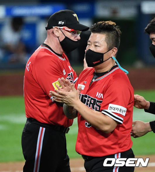 [OSEN=대구, 이대선 기자] KIA가 삼성을 이틀 연속 제압하고 2연승의 휘파람을 불었다. KIA는 18일 대구삼성라이온즈파크에서 열린 원정 경기에서 삼성을 13-5로 따돌렸다. 반면 삼성은 16일 수원 KT전 이후 3연패 수렁에 빠졌다.경기 종료 후 KIA 윌리엄스 감독이 최형우와 승리의 기쁨을 나누고 있다. /sunday@osen.co.kr