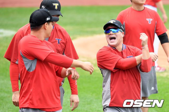 [OSEN=대구, 이대선 기자]  경기에 앞서 KIA 김선빈이 동료들과 훈련을 하며 환하게 웃고 있다. /sunday@osen.co.kr