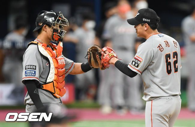[OSEN=고척,박준형 기자] 한화 투수 강재민이 이해창 포수와 하이파이브를 하고 있다. /   soul1014@osen.co.kr