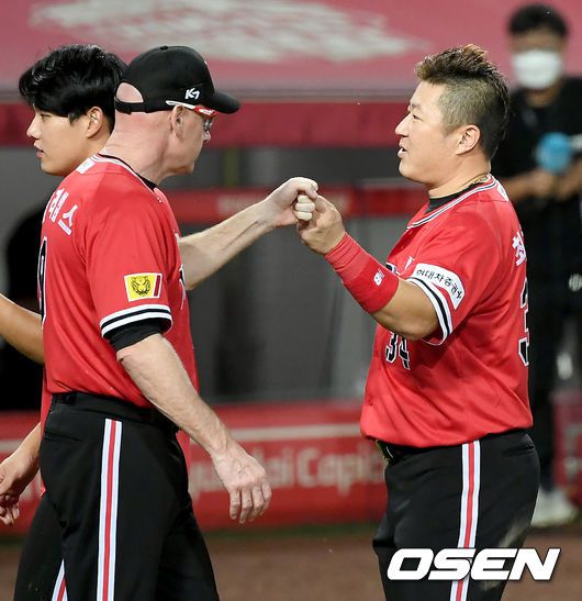 [OSEN=광주, 김성락 기자]이날 양 팀은 검빨 유니폼(KIA)과 올드 유니폼(삼성)을 입고 '추억의 88고속도로 씨리즈' 대결을 벌여 관심을 보았다. KIA 선발 애런 브룩스와 삼성 선발 벤 라이블리의 호투로 3회까지는 영의 행진이었다.경기 종료 후 KIA 윌리엄스 감독과 최형우가 하이파이브를 하고 있다./ksl0919@osen.co.kr