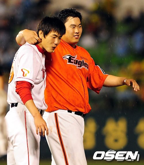 [OSEN=손용호 기자] 2010년 KBO 올스타전에서 류현진과 김광현이 어깨동무를 하고 경기장을 빠져 나가고 있다. /spjj@osen.co.kr