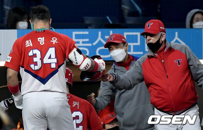 [OSEN=창원, 김성락 기자] 15일 창원NC파크에서 ‘2020 신한은행 SOL KBO리그’ NC 다이노스와 KIA 타이거즈의 경기가 열렸다. 4회초 1사 2, 3루 KIA 최형우가 3점 홈런을 날린 뒤 윌리엄스 감독과 기쁨을 나누고 있다./ksl0919@osen.co.kr