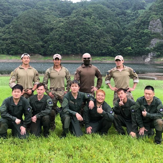 [사진=피지컬갤러리 제공] '가짜사나이' 시즌1에 출연한 교관들(위)과 훈련생들(아래). 이근(위 왼쪽에서 두 번째)이 논란들에 대한 법적 대응을 밝힌 가운데, 김계란(위 왼쪽에서 세 번째)이 시리즈 영상 비공개와 활동 중단을 표명했다.