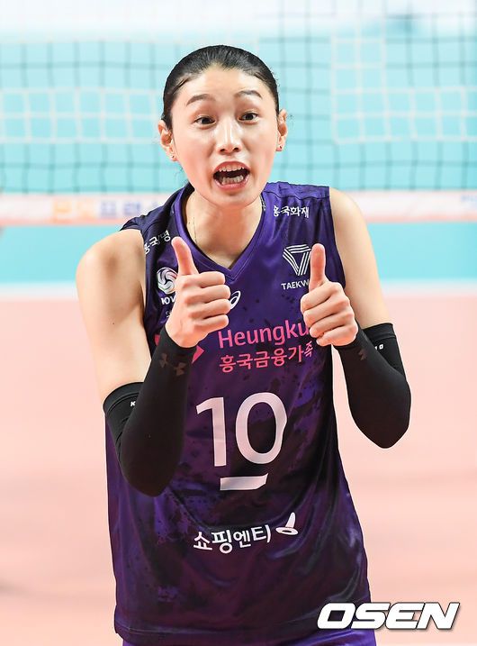 [OSEN=장충,박준형 기자] 2세트 흥국생명 김연경이 이재영에게 엄지손가락을 보이고 있다.  /  soul1014@osen.co.kr
