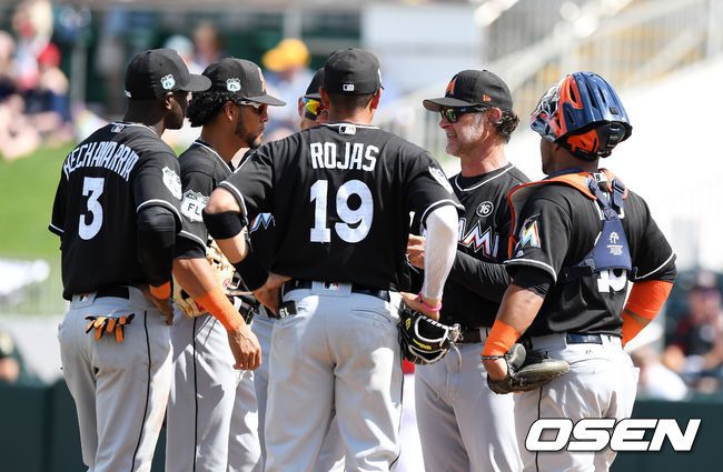 [OSEN=포트마이어스(美플로리다), 지형준 기자] 마이애미 매팅리 감독이 투수를 교체하고 있다./jpnews@osen.co.kr