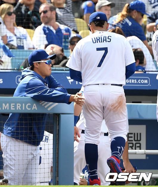 [OSEN=LA(미국 캘리포니아주), 최규한 기자]8회초 피츠버그 공격을 막아낸 다저스 투수 훌리오 유리아스를 향해 류현진이 격려를 보내고 있다. /dreamer@osen.co.kr