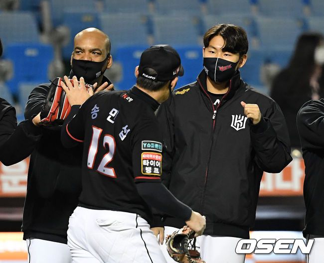 [OSEN=대전, 이대선 기자]시즌 81승61패1무가 된 KT는LG를 제치고 2위에 올랐다.30일 한화전에서 승리하면 자력으로 2위를 확정짓는다. 10위 한화는 45승95패3무.경기 종료 후 KT 소형준이 동료들과 환호하고 있다. /sunday@osen.co.kr