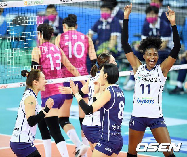 [OSEN=계양, 곽영래 기자] 31일 오후 인천 계양체육관에서 '도드람 2020-2021 V리그' 여자부 흥국생명과 도로공사의 경기가 열렸다.2세트 도로공사 켈시가 득점을 올린 뒤 기뻐하고 있다. /youngrae@osen.co.kr