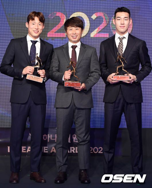 [OSEN=곽영래 기자](좌측부터) MVP 전북 손준호, 감독상 김기동 감독, 영플레이 송민규가 포토타임을 갖고 있다. /youngrae@osen.co.kr