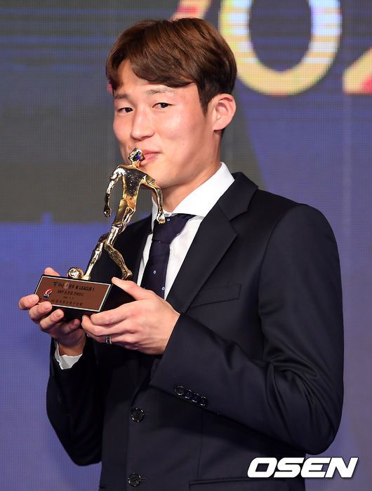 [OSEN=곽영래 기자]MVP에 선정된 손준호가 MVP 트로피를 들고 포토타임을 갖고 있다. /youngrae@osen.co.kr