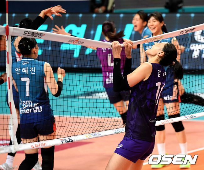[OSEN=장충, 최규한 기자]5세트, 흥국생명 김연경이 실점에 네트를 흔들며 아쉬워하고 있다. / dreamer@osen.co.kr