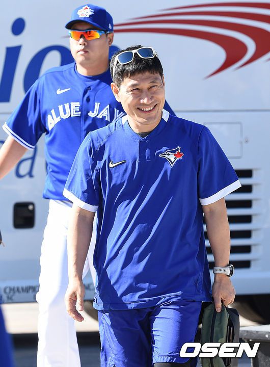 [OSEN=더니든(미국 플로리다주),박준형 기자] 김병곤 트레이닝 코치가 훈련장으로 이동하고 있다./ soul1014@osen.co.kr