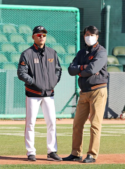 [사진] 최원호 감독대행-정민철 단장 /한화 이글스 제공