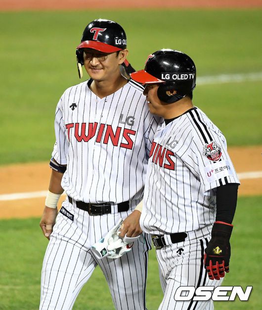 [OSEN=지형준 기자]9회말 1사 1루에서 LG 박용택이 2루타를 날리며 KBO 최초 2,500안타를 달성했다. 9회말을 마치고 박용택이 정근우의 축하를 받고 있다. /jpnews@osen.co.kr