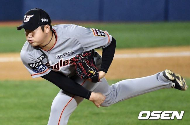 [OSEN=잠실, 최규한 기자]연장 10회말 마운드에 오른 한화 투수 김진영이 힘차게 공을 뿌리고 있다. / dreamer@osen.co.kr