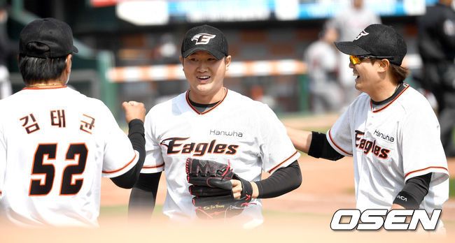 [OSEN=대전, 최규한 기자] 한화 투수 김진영이 더그아웃으로 향하며 미소짓고 있다. / dreamer@osen.co.kr