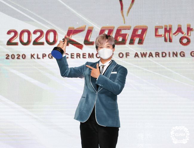 상금왕과 인기상을 수상한 김효주.