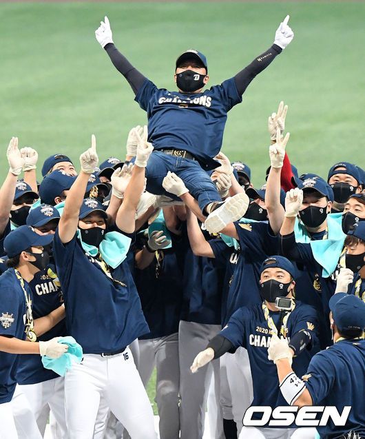 [OSEN=고척, 지형준 기자]NC 선수들이 김택진 구단주를 헹가래 하고 있다. /jpnews@osen.co.kr