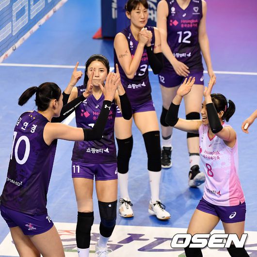 [OSEN=화성, 곽영래 기자]9연승을 거둔 흥국생명 선수들이 기뻐하고 있다. / youngrae@osen.co.kr