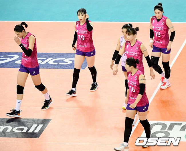 [OSEN=계양, 곽영래 기자] 1세트를 패한 흥국생명 선수들이 코트를 바꾸고 있다. /youngrae@osen.co.kr