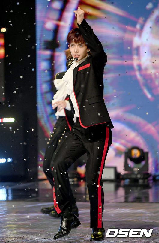 [OSEN=김성락 기자] 그룹 엔하이픈(ENHYPEN)희승이 4일 오후 경기 고양시 빛마루방송지원센터에서 아리랑 TV ‘심플리케이팝’ 녹화 무대를 진행하고 있다. /ksl0919@osen.co.kr