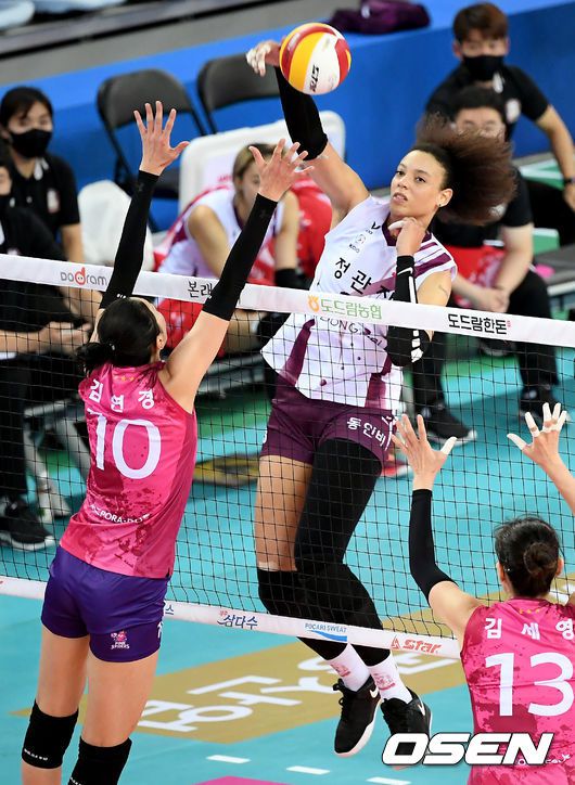 [OSEN=김성락 기자] 디우프가 김연경을 앞에 두고 스파이크를 하고 있다./ ksl0919@osen.co.kr