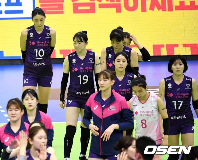 [OSEN=수원, 최규한 기자]흥국생명 선수들이 경기를 마친 뒤 코트를 나서고 있다. / dreamer@osen.co.kr